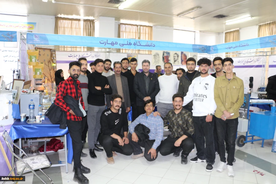 بازدید دانشجویان از غرفه دستاوردها در هفته پژوهش