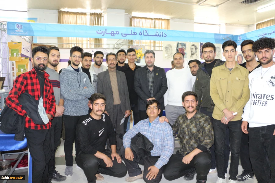 بازدید دانشجویان از غرفه دستاوردها در هفته پژوهش