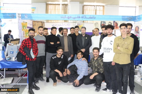 بازدید دانشجویان از غرفه دستاوردها در هفته پژوهش